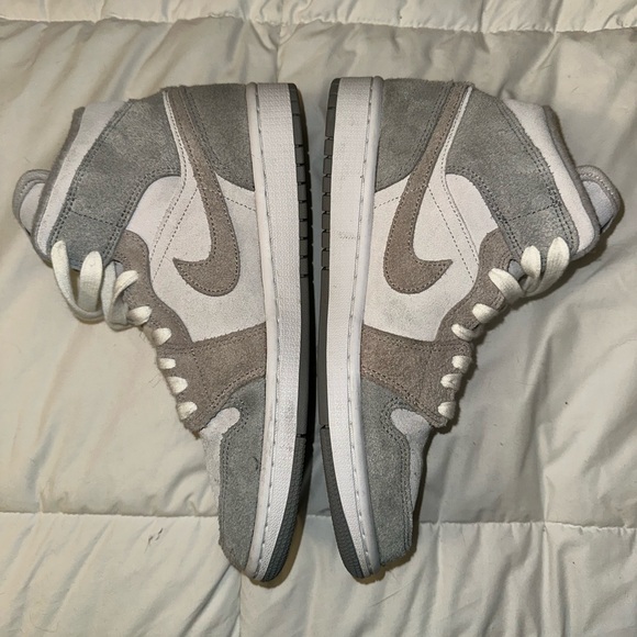 2022 Woman’s Air Jordan 1 Mid SE 'Particle Grey' - Picture 3 of 6